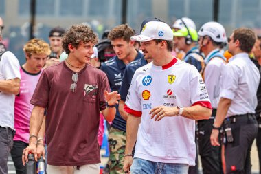  Andrea Kimi Antonelli (ITA) - Mercedes-AMG PETRONAS F1 Team - Mercedes W16 - Mercedes E Performance an Charles Leclerc (MON) - Scuderia Ferrari - Ferrari SF-25 - Ferrar