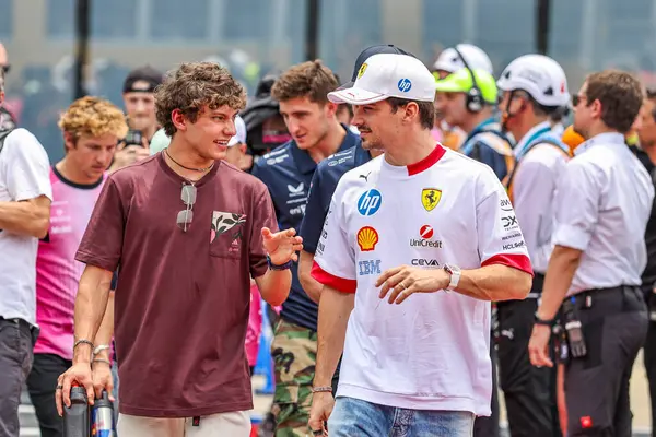  Andrea Kimi Antonelli (ITA) - Mercedes-AMG PETRONAS F1 Team - Mercedes W16 - Mercedes E Performance an Charles Leclerc (MON) - Scuderia Ferrari - Ferrari SF-25 - Ferrar