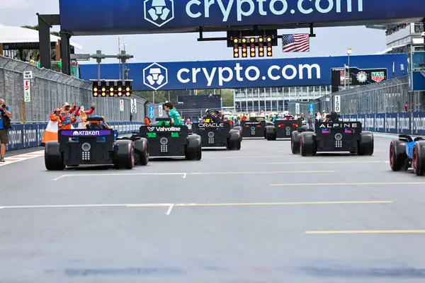 F1 Lego Model Araç 1 ile Sürücü Geçidi: