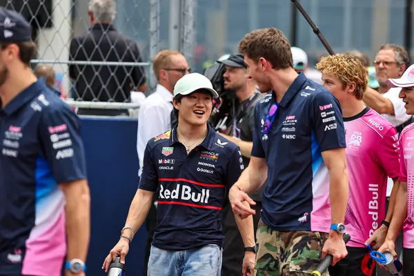  Yuki Tsunoda (JPN) - Oracle Red Bull Racing - Red Bull RB21 - Honda RBPT ve Jack Doohan (AUS) BWT Alpine F1 Tea