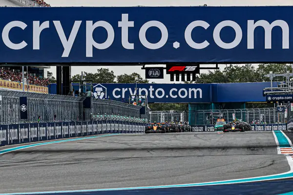 Yarışın başlangıcı Formula 1 Crypto.com Miami Grand Prix 2025 'te 1-4 Mayıs tarihleri arasında ABD' nin Florida kentindeki Miami International Autodrome 'da gerçekleşti. • 124; Alessio De Marco\ Avens-Images.com