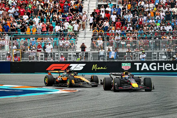  Max Verstappen (NED) - Oracle Red Bull Racing - Red Bull RB21 - Honda RBPT an Oscar Piastri (AUS) - McLaren Formula 1 Team - McLaren MCL39