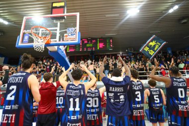 Rieti Takımı destekçileriyle tezahürat yapıyor