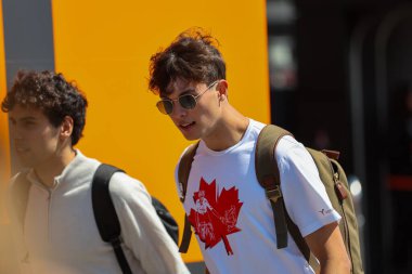 Gabriel Bortoleto (BRA)  Stake F1 Team Sauber  Oliver Bearman (GBR) - Haas F1 Tea