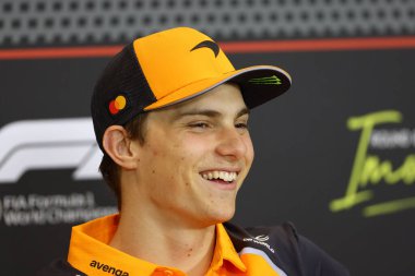  Oscar Piastri (AUS) - McLaren Formula 1 Takımı - McLaren MCL39 - Mercedes, İtalya 'da yapılan Formula 1 AWS Gran Premio del Made sırasında sürücü konferansında (AWS 1) - Autodromo Enzo e Dino Ferrari, Imola (BO) İtalya