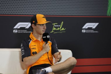  Oscar Piastri (AUS) - McLaren Formula 1 Takımı - McLaren MCL39 - Mercedes, İtalya 'da yapılan Formula 1 AWS Gran Premio del Made sırasında sürücü konferansında (AWS 1) - Autodromo Enzo e Dino Ferrari, Imola (BO) İtalya