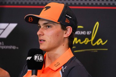  Oscar Piastri (AUS) - McLaren Formula 1 Takımı - McLaren MCL39 - Mercedes, İtalya 'da yapılan Formula 1 AWS Gran Premio del Made sırasında sürücü konferansında (AWS 1) - Autodromo Enzo e Dino Ferrari, Imola (BO) İtalya