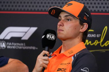  Oscar Piastri (AUS) - McLaren Formula 1 Takımı - McLaren MCL39 - Mercedes, İtalya 'da yapılan Formula 1 AWS Gran Premio del Made sırasında sürücü konferansında (AWS 1) - Autodromo Enzo e Dino Ferrari, Imola (BO) İtalya