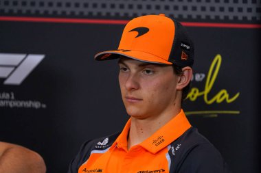  Oscar Piastri (AUS) - McLaren Formula 1 Takımı - McLaren MCL39 - Mercedes, İtalya 'da yapılan Formula 1 AWS Gran Premio del Made sırasında sürücü konferansında (AWS 1) - Autodromo Enzo e Dino Ferrari, Imola (BO) İtalya