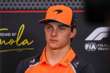 Oscar Piastri (AUS) - McLaren Formula 1 Takımı - McLaren MCL39 - Mercedes, İtalya 'da yapılan Formula 1 AWS Gran Premio del Made sırasında sürücü konferansında (AWS 1) - Autodromo Enzo e Dino Ferrari, Imola (BO) İtalya