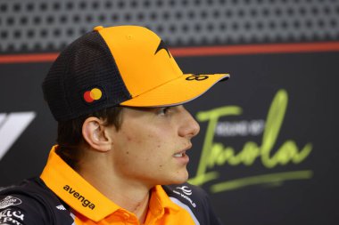  Oscar Piastri (AUS) - McLaren Formula 1 Takımı - McLaren MCL39 - Mercedes, İtalya 'da yapılan Formula 1 AWS Gran Premio del Made sırasında sürücü konferansında (AWS 1) - Autodromo Enzo e Dino Ferrari, Imola (BO) İtalya