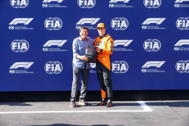 Gianni Morandi (ITA) Şarkıcı, PirePosition Trophy t Oscar Piastri (AUS) - McLaren Formula 1 Team - McLaren MCL39 - Mercedes Formula 1 Formula Gran Premio del Made in Italy e dell 'Emilia Romagna 2025 - Autodromo Enzo e Dino Ferrari, Imola