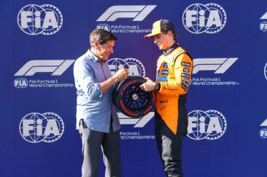 Gianni Morandi (ITA) Şarkıcı, PirePosition Trophy t Oscar Piastri (AUS) - McLaren Formula 1 Team - McLaren MCL39 - Mercedes Formula 1 Formula Gran Premio del Made in Italy e dell 'Emilia Romagna 2025 - Autodromo Enzo e Dino Ferrari, Imola