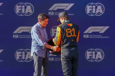 Gianni Morandi (ITA) Şarkıcı, PirePosition Trophy t Oscar Piastri (AUS) - McLaren Formula 1 Team - McLaren MCL39 - Mercedes Formula 1 Formula Gran Premio del Made in Italy e dell 'Emilia Romagna 2025 - Autodromo Enzo e Dino Ferrari, Imola