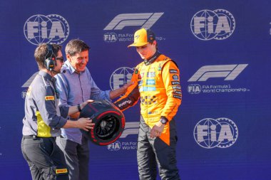 Gianni Morandi (ITA) Şarkıcı, PirePosition Trophy t Oscar Piastri (AUS) - McLaren Formula 1 Team - McLaren MCL39 - Mercedes Formula 1 Formula Gran Premio del Made in Italy e dell 'Emilia Romagna 2025 - Autodromo Enzo e Dino Ferrari, Imola