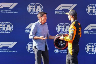 Gianni Morandi (ITA) Şarkıcı, PirePosition Trophy t Oscar Piastri (AUS) - McLaren Formula 1 Team - McLaren MCL39 - Mercedes Formula 1 Formula Gran Premio del Made in Italy e dell 'Emilia Romagna 2025 - Autodromo Enzo e Dino Ferrari, Imola