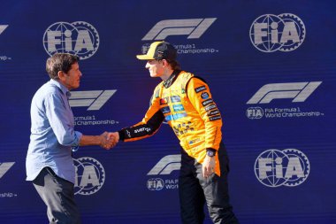 Gianni Morandi (ITA) Şarkıcı, PirePosition Trophy t Oscar Piastri (AUS) - McLaren Formula 1 Team - McLaren MCL39 - Mercedes Formula 1 Formula Gran Premio del Made in Italy e dell 'Emilia Romagna 2025 - Autodromo Enzo e Dino Ferrari, Imola