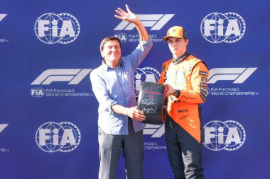 Gianni Morandi (ITA) Şarkıcı, PirePosition Trophy t Oscar Piastri (AUS) - McLaren Formula 1 Team - McLaren MCL39 - Mercedes Formula 1 Formula Gran Premio del Made in Italy e dell 'Emilia Romagna 2025 - Autodromo Enzo e Dino Ferrari, Imola