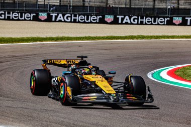  Oscar Piastri (AUS) - McLaren Formula 1 Takımı - McLaren MCL39 - Mercedesduring Formula 1 AWS Gran Premio del Made in Italy e dell 'Emilia Romagna 2025 - Autodromo Enzo e Dino Ferrari, Imola (BO) Italy 15-18 Mayıs 2025 tarihleri arasında, 