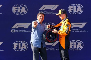 Gianni Morandi (ITA) Şarkıcı, PirePosition Trophy t Oscar Piastri (AUS) - McLaren Formula 1 Team - McLaren MCL39 - Mercedes Formula 1 Formula Gran Premio del Made in Italy e dell 'Emilia Romagna 2025 - Autodromo Enzo e Dino Ferrari, Imola