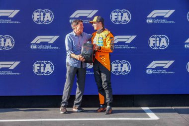 Gianni Morandi (ITA) Şarkıcı, PirePosition Trophy t Oscar Piastri (AUS) - McLaren Formula 1 Team - McLaren MCL39 - Mercedes Formula 1 Formula Gran Premio del Made in Italy e dell 'Emilia Romagna 2025 - Autodromo Enzo e Dino Ferrari, Imola