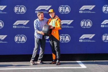 Gianni Morandi (ITA) Şarkıcı, PirePosition Trophy t Oscar Piastri (AUS) - McLaren Formula 1 Team - McLaren MCL39 - Mercedes Formula 1 Formula Gran Premio del Made in Italy e dell 'Emilia Romagna 2025 - Autodromo Enzo e Dino Ferrari, Imola