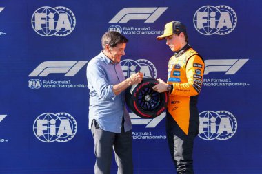 Gianni Morandi (ITA) Şarkıcı, PirePosition Trophy t Oscar Piastri (AUS) - McLaren Formula 1 Team - McLaren MCL39 - Mercedes Formula 1 Formula Gran Premio del Made in Italy e dell 'Emilia Romagna 2025 - Autodromo Enzo e Dino Ferrari, Imola