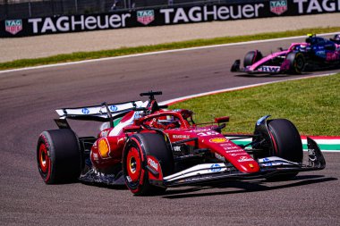  Charles Leclerc (MON) - Scuderia Ferrari - Ferrari SF-25 - Ferrari Formula 1 AWS Gran Premio del Made in Italy e dell 'Emilia Romagna 2025 - Autodromo Enzo e Dino Ferrari, Imola (BO) İtalya 15-18 Mayıs 2025 tarihleri arasında, 