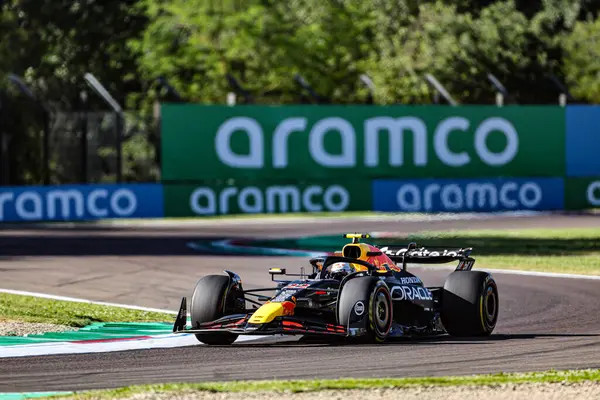  Yuki Tsunoda (JPN) - Oracle Red Bull Racing - Red Bull RB21 - AWS Gran Premio del Made in Italy e dell 'Emilia Romagna 2025 - Autodromo Enzo e Dino Ferrari, Imola (BO) Italy 15-18 Mayıs 2025 tarihleri arasında İtalya, 