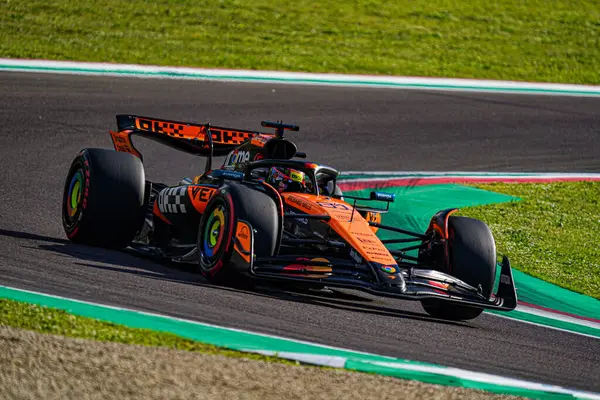  Oscar Piastri (AUS) - McLaren Formula 1 Takımı - McLaren MCL39 - Mercedes Formula 1 AWS Gran Premio del Made in Italy e dell 'Emilia Romagna 2025 - Autodromo Enzo e Dino Ferrari, Imola (BO) İtalya - 15 Mayıs 2025, 