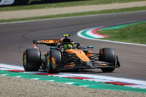  Lando Norris (GBR) - McLaren Formula 1 Takımı - McLaren MCL39 - AWS Gran Premio del Made in Italy e dell 'Emilia Romagna 2025 - Autodromo Enzo e Dino Ferrari, Imola (BO) İtalya - 15 Mayıs 2025, 