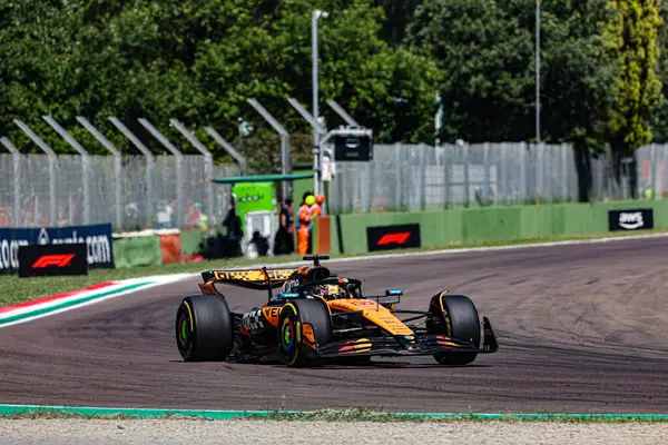  Oscar Piastri (AUS) - McLaren Formula 1 Takımı - McLaren MCL39 - Mercedes Formula 1 AWS Gran Premio del Made in Italy e dell 'Emilia Romagna 2025 - Autodromo Enzo e Dino Ferrari, Imola (BO) İtalya - 15 Mayıs 2025, 