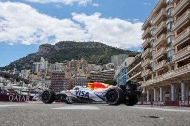  Liam Lawson (NZL) - Visa Cash App RB F1 Team - RB VCARB02 - Honda RBPT Lewis Hamilton (GBR) - Scuderia Ferrari - Ferrari SF-25 Cuma günü Monte Carlo 'daki Formula 1 Heurer Grand Prix de Monaco 2025 Formula 1' in serbest antrenmanı sırasında Ferrari 