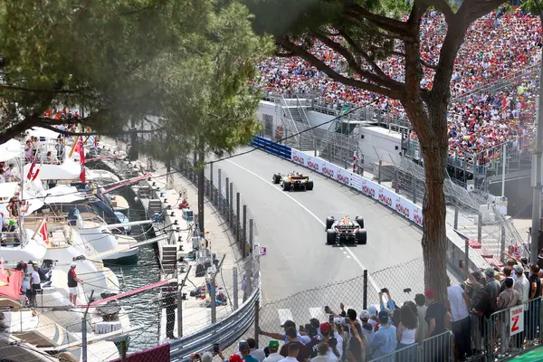  Oscar Piastri (AUS) - McLaren Formula 1 Takımı - McLaren MCL39 - Mercedes ve Max Verstappen (NED) - Oracle Red Bull Racing - Red Bull RB21 - Honda RBPT - Raceday Formula 1 Heurer Grand Prix de Monaco 2025 Monte Carlo (MC), 23-25 Mayıs 2025