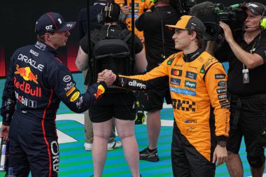 Oscar Piastri (AUS) - McLaren Formula 1 Takımı - McLaren MCL39 - Mercedes ve Max Verstappen (NED) - Oracle Red Bull Racing - Red Bull RB21 - Honda RBPT Formula 1 Aramco Gran Premio de Espana 2025 - Circuit de Catalunya, Barcelona, İspanya, May29, 1.
