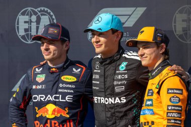 Top3 Max Verstappen (NED) - Oracle Red Bull Racing - Red Bull RB21 - Honda RBPT, George Russell (GBR) - Mercedes-AMG PETRONAS F1 Team - Mercedes W16 - Mercedes E Performansı ve Oscar Piastri (AUS) - McLaren MCL39 