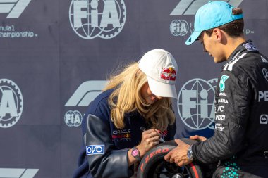 Summer McIntosh (CAN) Yüzücü ve George Russell (GBR) - Mercedes-AMG PETRONAS F1 Takımı - Mercedes W16 - Mercedes E Performansı Formula 1 Pirelli Grand Prix du Canada 2025, Montreal, Quebec, Kanada, 12-15 Haziran tarihleri arasında - 20 üzerinden 10 / 24