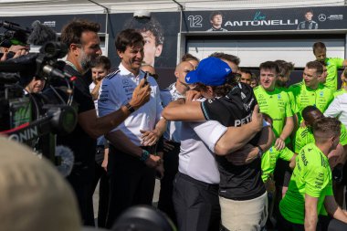 George Russell (GBR) ve Andrea Kimi Antonelli (ITA) - Mercedes-AMG PETRONAS F1 Ekibi - Mercedes W16 - Mercedes E Performansı sırasında Kanada Pirelli Grand Prix du 2025, Montreal, Quebec, Kanada