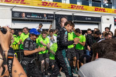 George Russell (GBR) ve Andrea Kimi Antonelli (ITA) - Mercedes-AMG PETRONAS F1 Ekibi - Mercedes W16 - Mercedes E Performansı sırasında Kanada Pirelli Grand Prix du 2025, Montreal, Quebec, Kanada