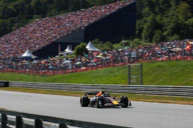  Yuki Tsunoda (JPN) - Oracle Red Bull Racing - Red Bull RB21 - Formula 1 sırasında Honda RBPT Avusturya Grand Prix 2025, Spielberg, Avusturya