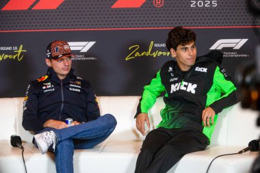  Max Verstappen (NED) - Oracle Red Bull Racing - Red Bull RB21 - Honda RBPT ve Gabriel Bortoleto (BRA) Formula 1 Hollanda Grand Prix 2025, Zandvoort, Hollanda, Hollanda, 28-31 Ağustos 2025 - 24 Temmuz 2025 