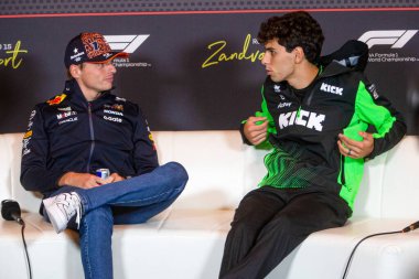  Max Verstappen (NED) - Oracle Red Bull Racing - Red Bull RB21 - Honda RBPT ve Gabriel Bortoleto (BRA) Formula 1 Hollanda Grand Prix 2025, Zandvoort, Hollanda, Hollanda, 28-31 Ağustos 2025 - 24 Temmuz 2025 