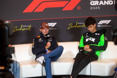  Max Verstappen (NED) - Oracle Red Bull Racing - Red Bull RB21 - Honda RBPT ve Gabriel Bortoleto (BRA) Formula 1 Hollanda Grand Prix 2025, Zandvoort, Hollanda, Hollanda, 28-31 Ağustos 2025 - 24 Temmuz 2025 