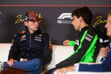  Max Verstappen (NED) - Oracle Red Bull Racing - Red Bull RB21 - Honda RBPT ve Gabriel Bortoleto (BRA) Formula 1 Hollanda Grand Prix 2025, Zandvoort, Hollanda, Hollanda, 28-31 Ağustos 2025 - 24 Temmuz 2025 