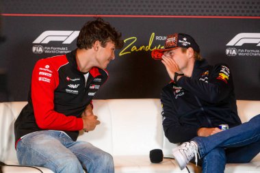  Oliver Bearman (GBR) - Haas F1 Takımı ve Max Verstappen (NED) - Oracle Red Bull Racing - Red Bull RB21 - Formula 1 sırasında Honda RBPT - Heineken Hollanda Grand Prix 2025, Zandvoort, Hollanda, 28-31 Ağustos 2025 tarihleri arasında 