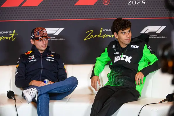  Max Verstappen (NED) - Oracle Red Bull Racing - Red Bull RB21 - Honda RBPT ve Gabriel Bortoleto (BRA) Formula 1 Hollanda Grand Prix 2025, Zandvoort, Hollanda, Hollanda, 28-31 Ağustos 2025 - 24 Temmuz 2025 