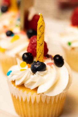 Mumlu doğum günü kekleri.