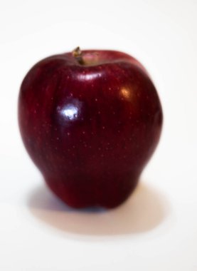 Beyaz arkaplanda kırmızı elma