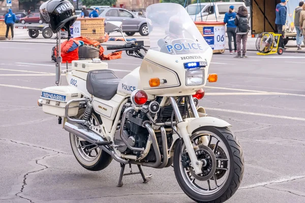 耶利文 Armenia 2022年10月15日 埃里温共和国广场的警察摩托车 — 图库照片