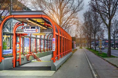 Viyana, Avusturya - 09 Aralık 2022: Viyana, Avusturya 'da metro istasyonu tabelası. Bu şehrin yeraltı demiryolu taşıma sistemi..